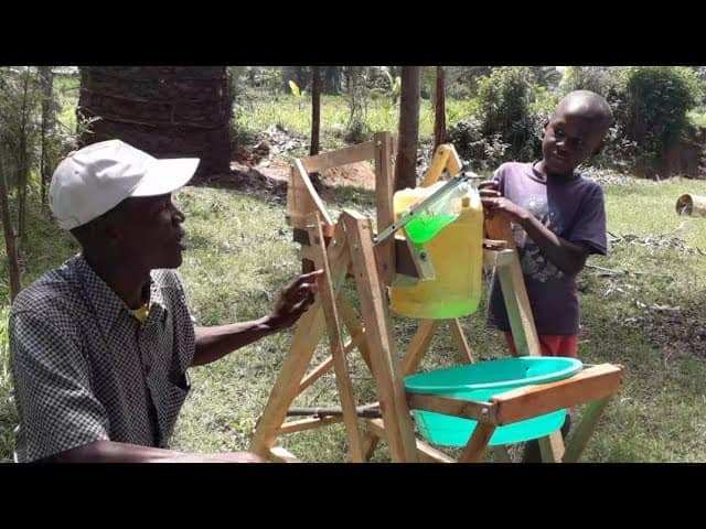 bambino keniano inventa una macchina lavamani