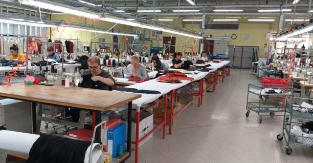 operaie salvano il centro moda polesano