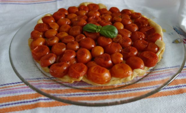 Tarte Tatin ai pomodorini: la ricetta con le olive e i capperi
