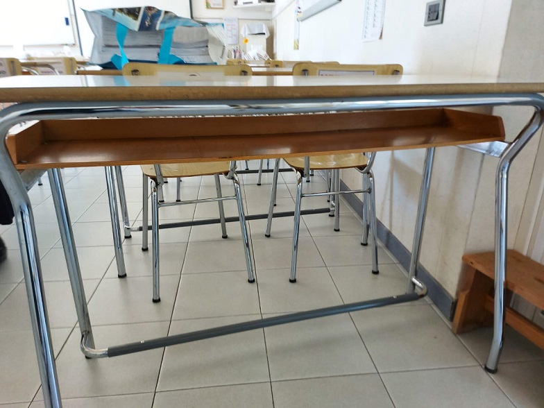 Banchi per le scuole, a Oristano un’associazione di volontari li realizza, gratis, con il riciclo