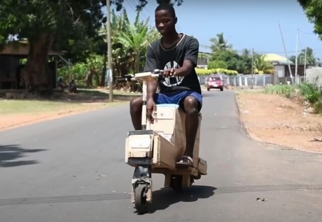 Samuel: il ragazzo del Ghana che ha costruito uno scooter elettrico solo con i rifiuti