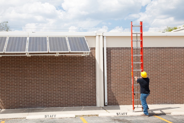 Comunità energetica: a San Lazzaro sono i cittadini che costruiscono l’impianto fotovoltaico della scuola