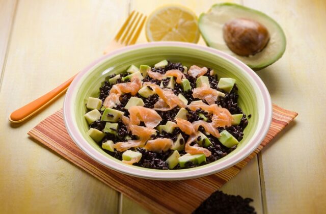 Insalata di riso nero con salmone e avocado: la ricetta di un piatto che va bene tutto l’anno