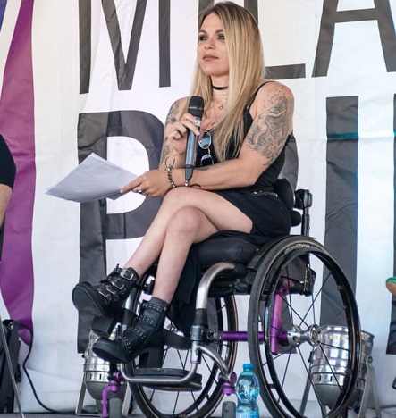 Sofia Righetti: disabile da quando aveva cinque mesi, è diventata modella, cantante e attivista