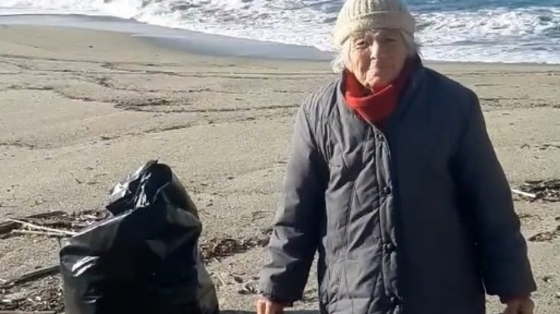 Lucia, 86 anni, pulisce da sola una spiaggia di Ischia, trasformata in una discarica