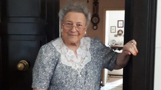 Emilia, 86 anni, con il coronavirus scopre una nuova famiglia: i ragazzi del suo condominio