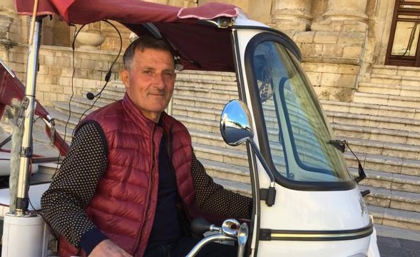 Corradino, l’ex fruttivendolo di Noto diventato guida turistica con la sua Apecar