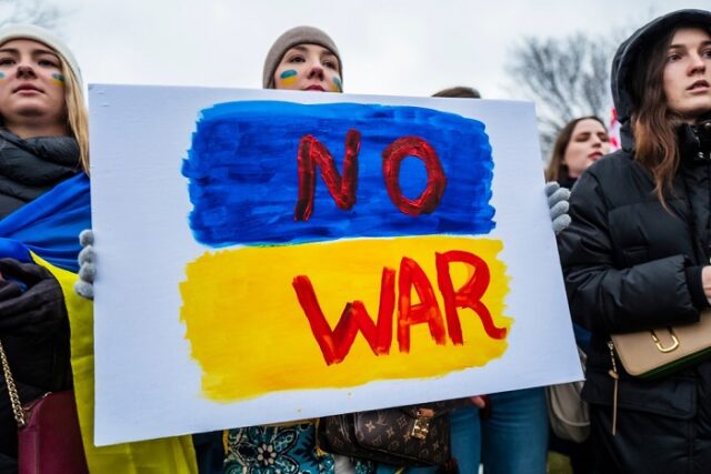 Aiuti all’Ucraina: a chi darli e come farli arrivare