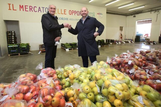 Mercato delle Opportunità: frutta e verdura destinate al macero in vendita a prezzi super scontati