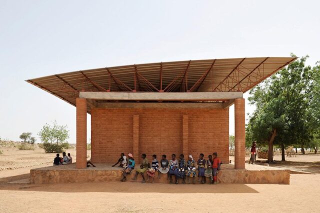 Kéré: l’architetto africano che ha in vinto il Nobel costruendo una scuola in argilla in Burkina Faso
