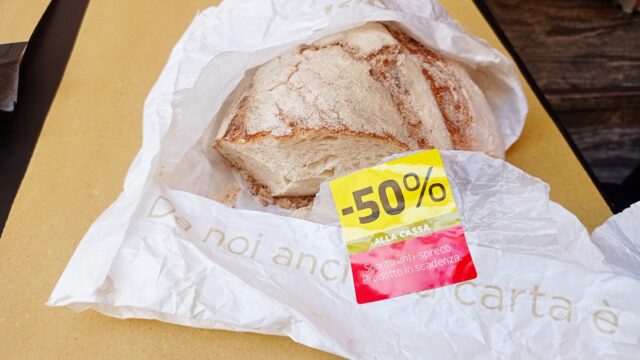Pane a metà prezzo: dove si compra