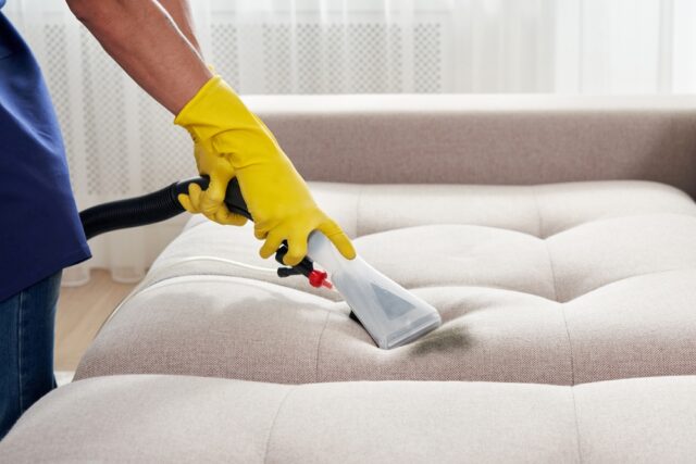 Come pulire il divano con rimedi naturali