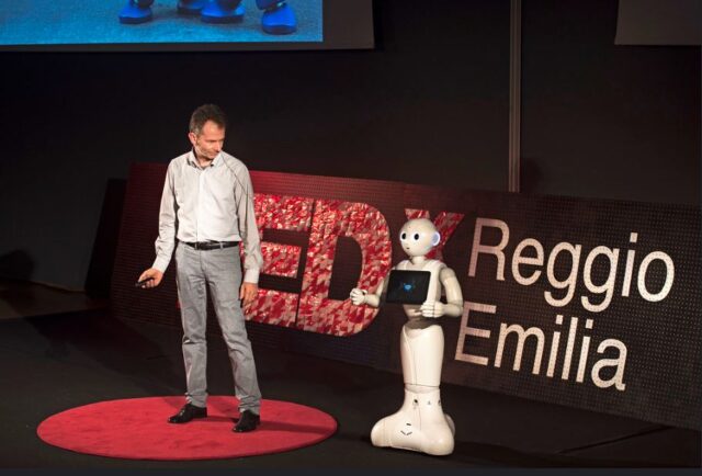 Roberto Mancin, l’uomo che crea i robot per fare giocare i bambini nei reparti di Pediatria