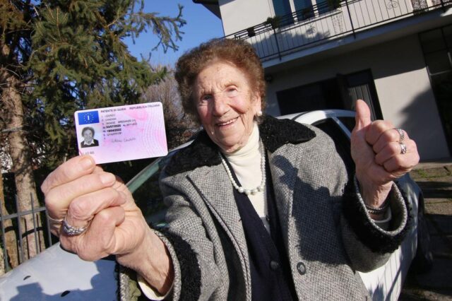 Candida: a 100 anni le rinnovano la patente