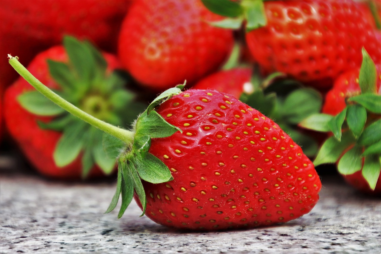alimenti antiossidanti fragole frutta di stagione