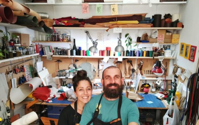 Elena e Fabrizio artigiani del cuoio con camere d'aria riciclate