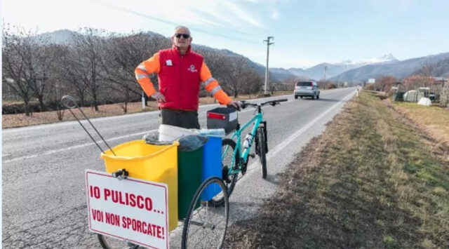 Valerio raccoglie i rifiuti con la sua bicicletta carrello