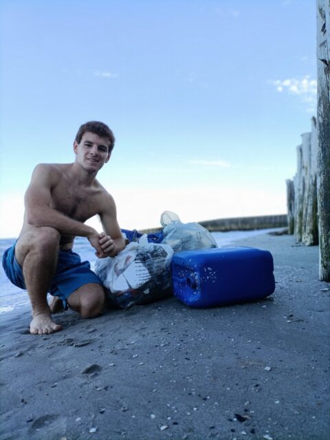 Matteo fa le vacanze pulendo le spiagge