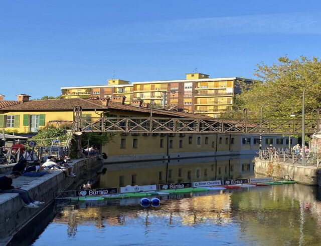 River cleaning: la diga galleggiante che blocca i rifiuti sul Naviglio a Milano